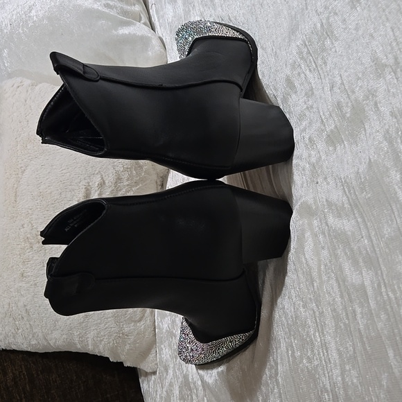 Black Rhinestone Embellished Women's Boots NWT ..never worn! - Picture 4 of 4